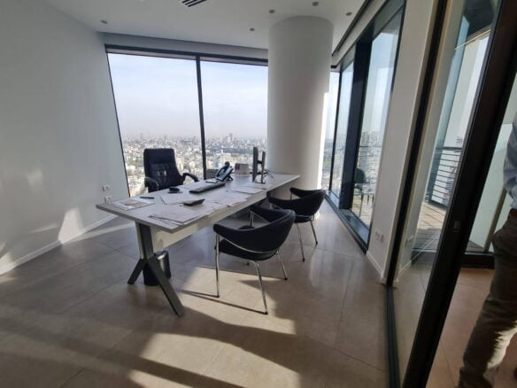 אחד מחדרי עבודה במשרד 106 מ"ר במגדל רסיטל