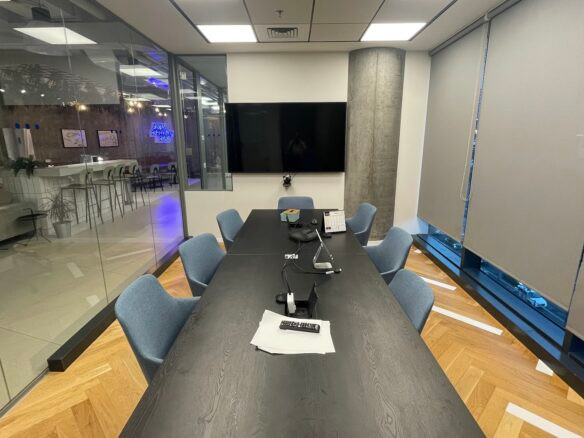 חדר ישיבות גדול