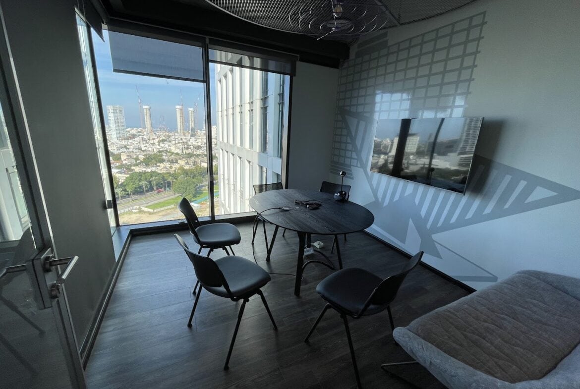 חדר ישיבות קטן