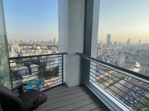 מרפסת קטנה פרטית