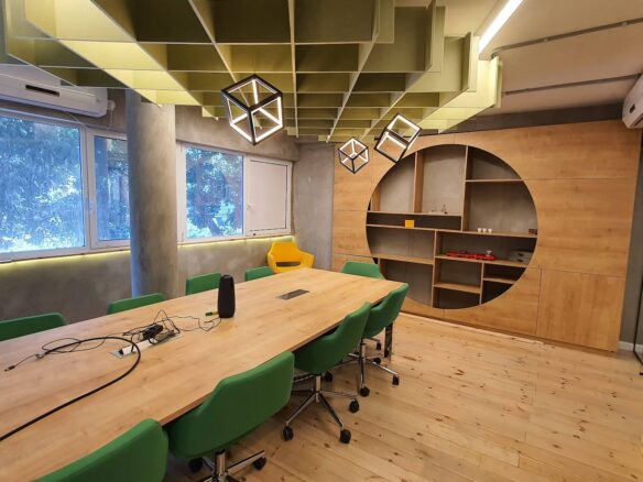 אחד מחדרי ישיבות במשרד