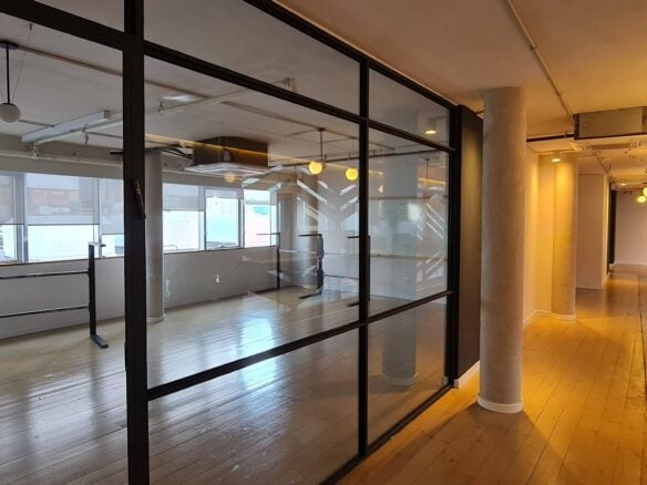 אחד מחדרי עבודה במשרד