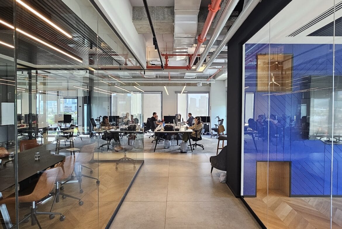 מבט כללי- חדר ישיבות ואופן ספייס