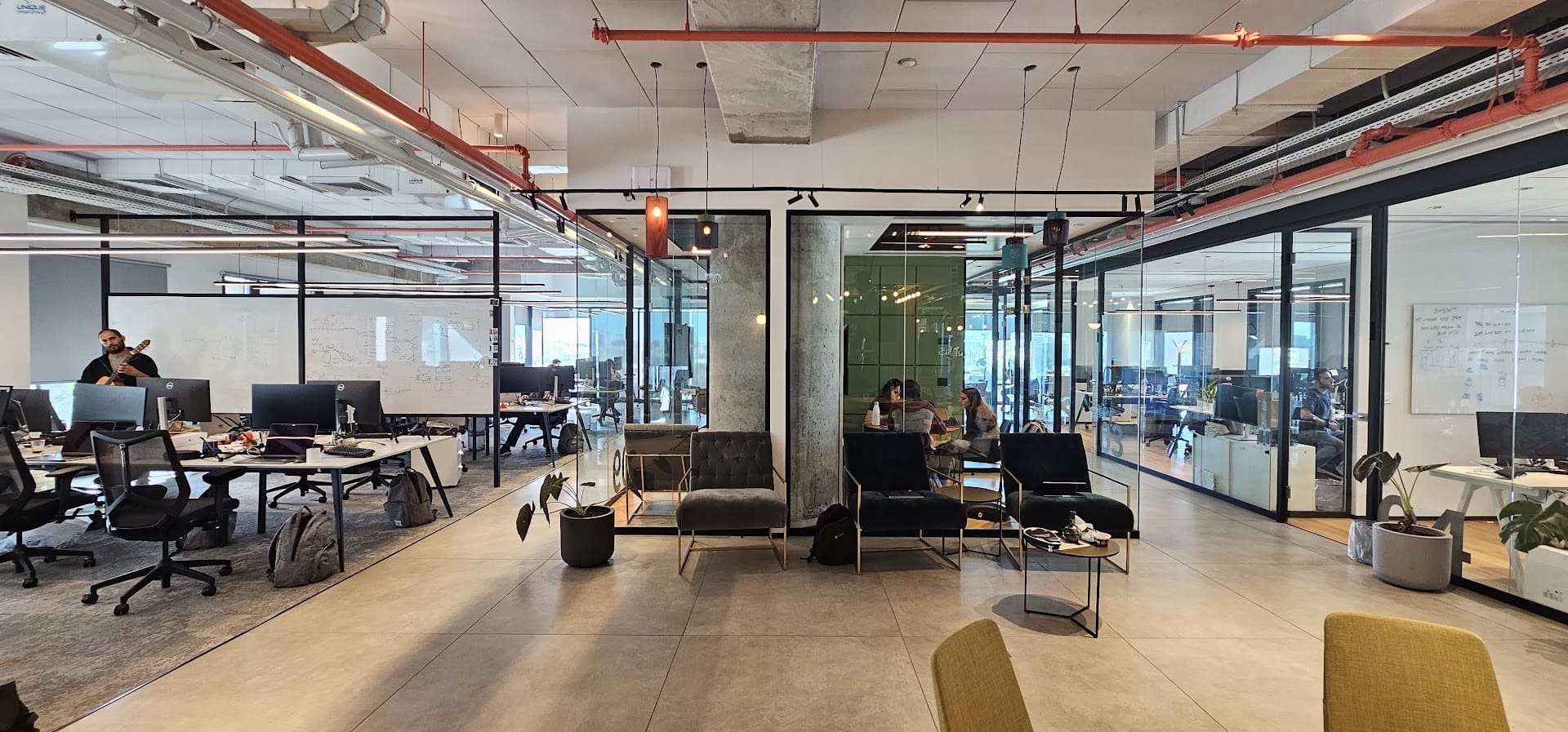 פינת ישיבה ומבט כלי על המשרד פינת ישיבה ומבט כלי על המשרד