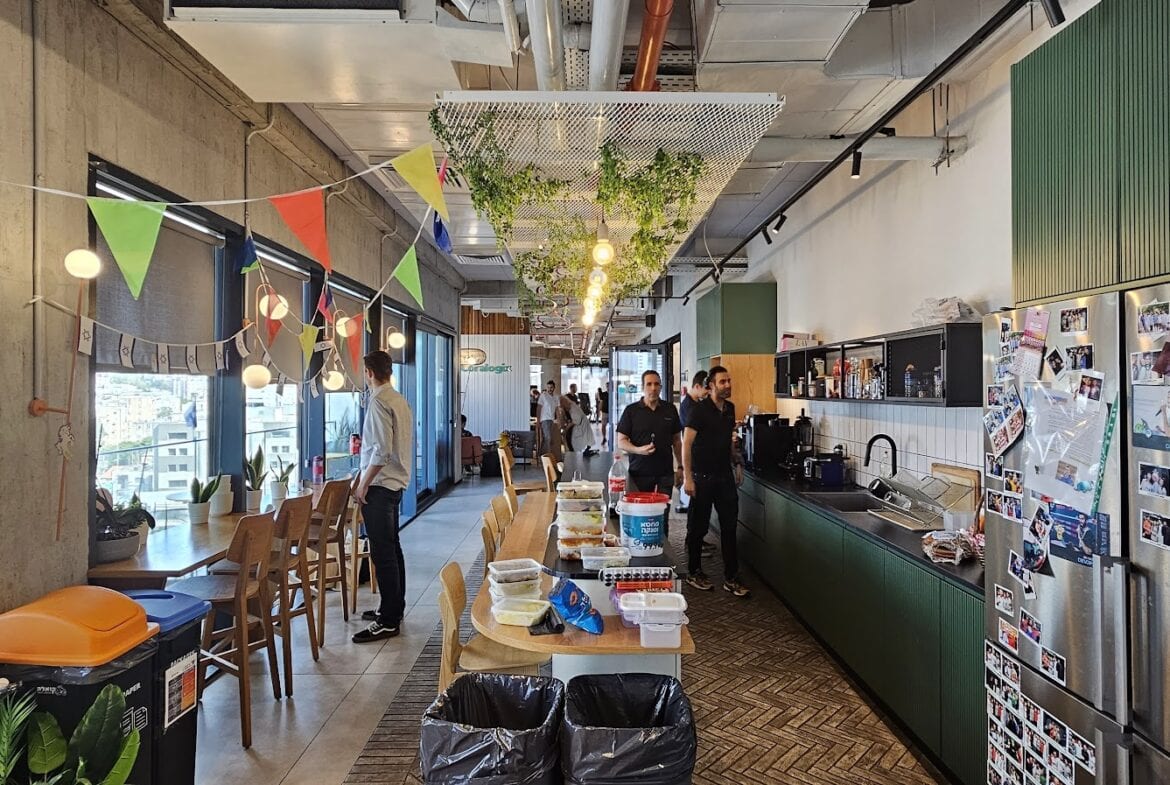 מטבח עם פינות אוכל