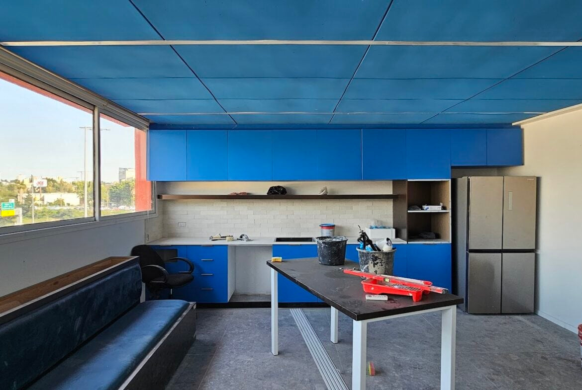 מטבח עם פינת אוכל במשרד בבית הכתום