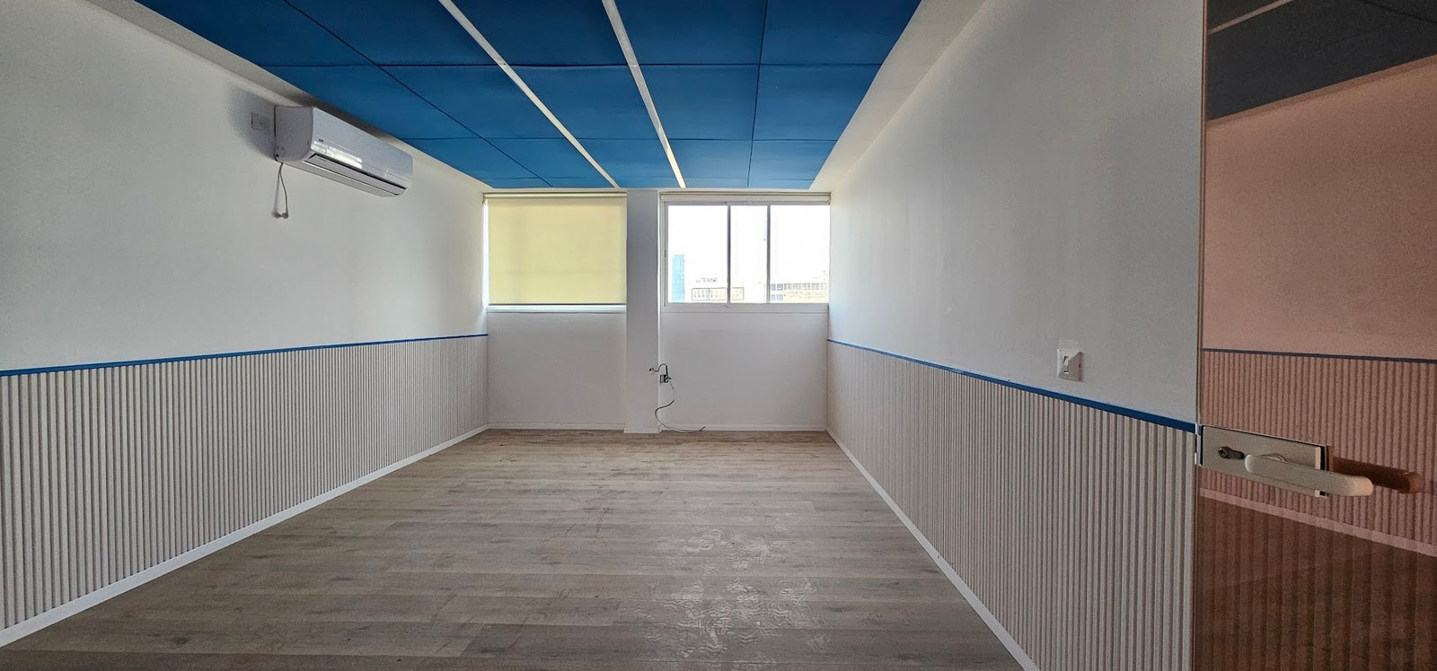 אחד מחדרי צוות במשרד