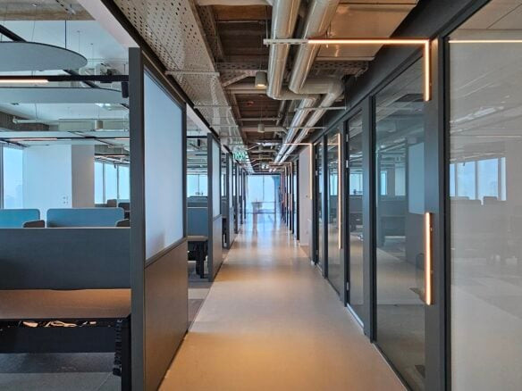 אחד מאזורי אופן ספייס עם עמדות עבודה