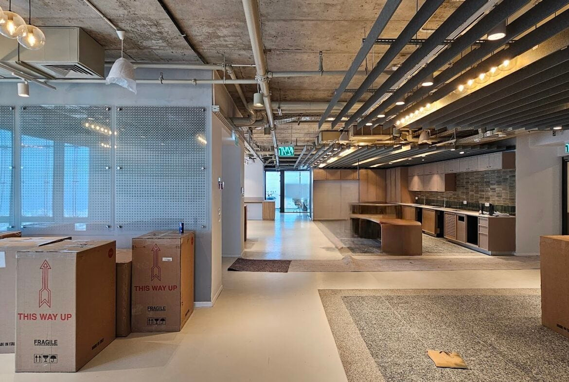 מבט כללי- מטבח ושטח לפינת אוכל