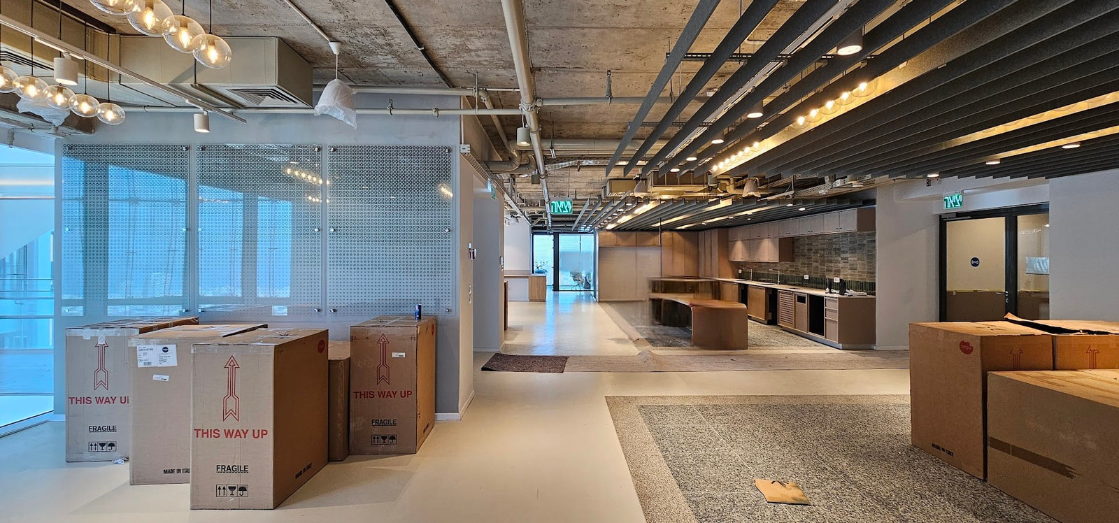 מבט כללי- מטבח ושטח לפינת אוכל