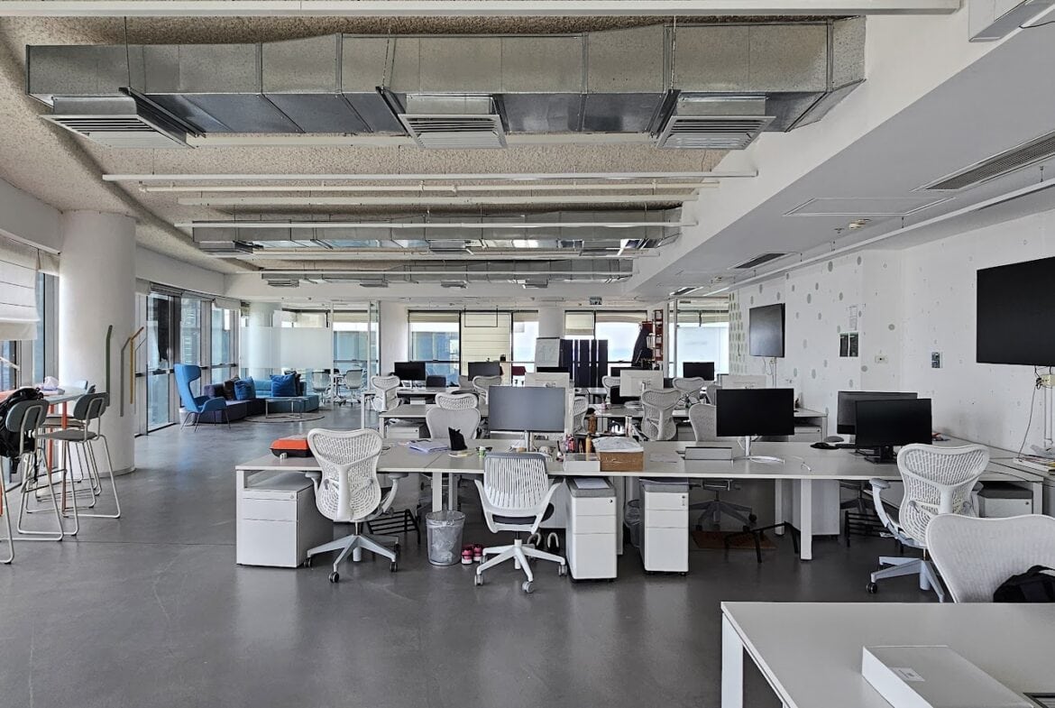 אופן ספייס עם עמדות עבודה