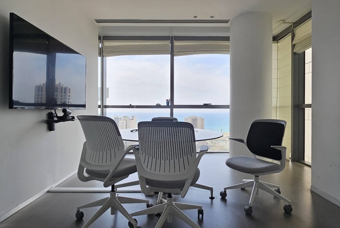 חדר ישיבות קטן