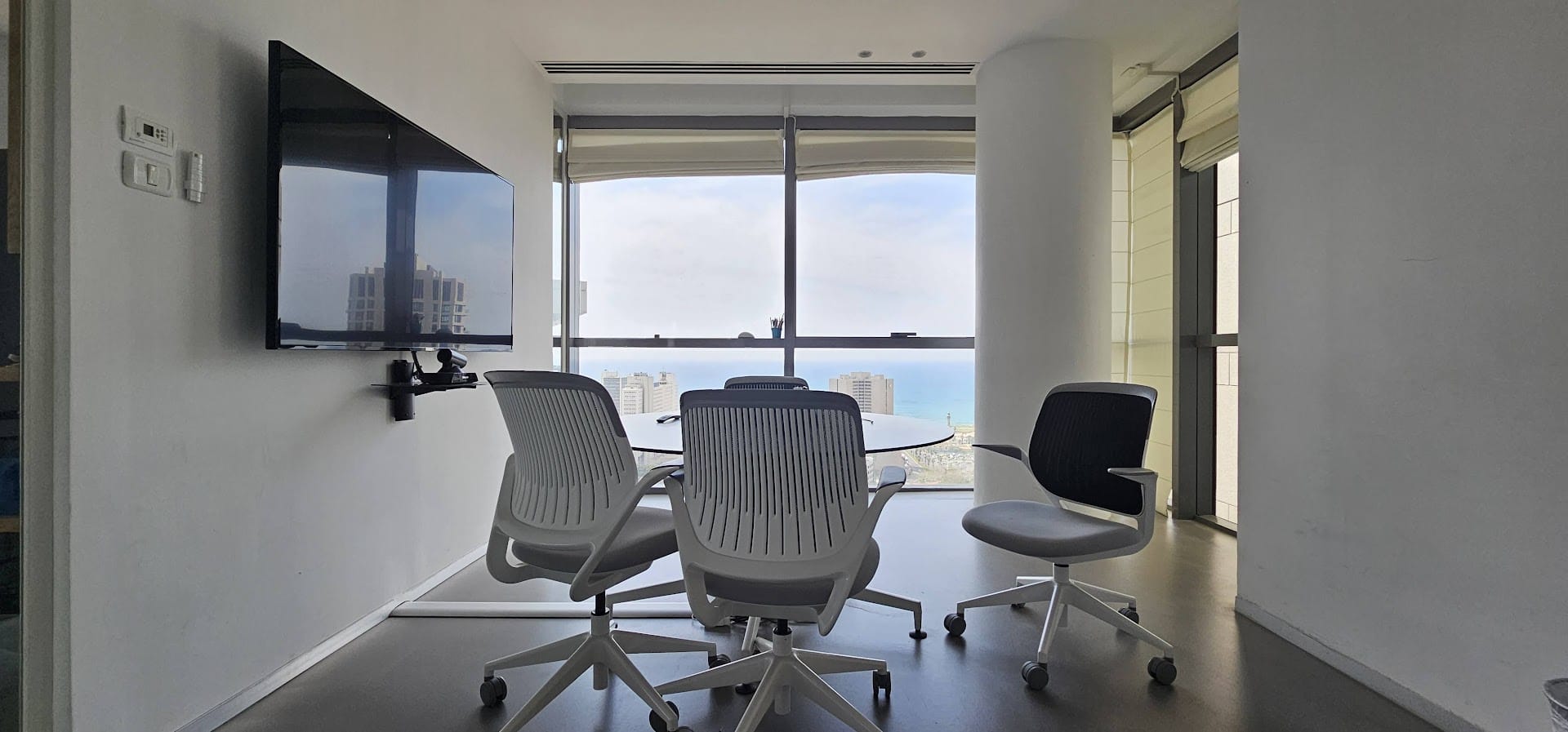 חדר ישיבות קטן חדר ישיבות קטן