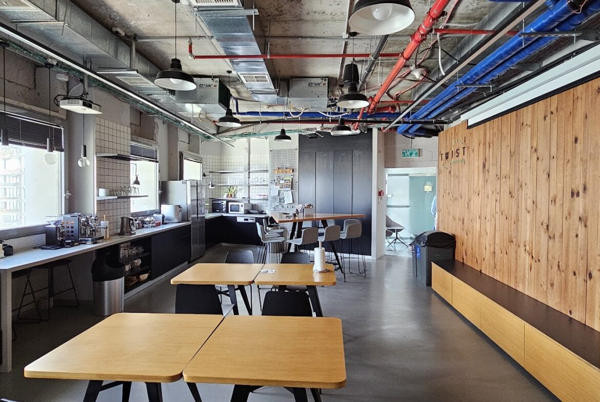 מטבח עם מקומות אוכל