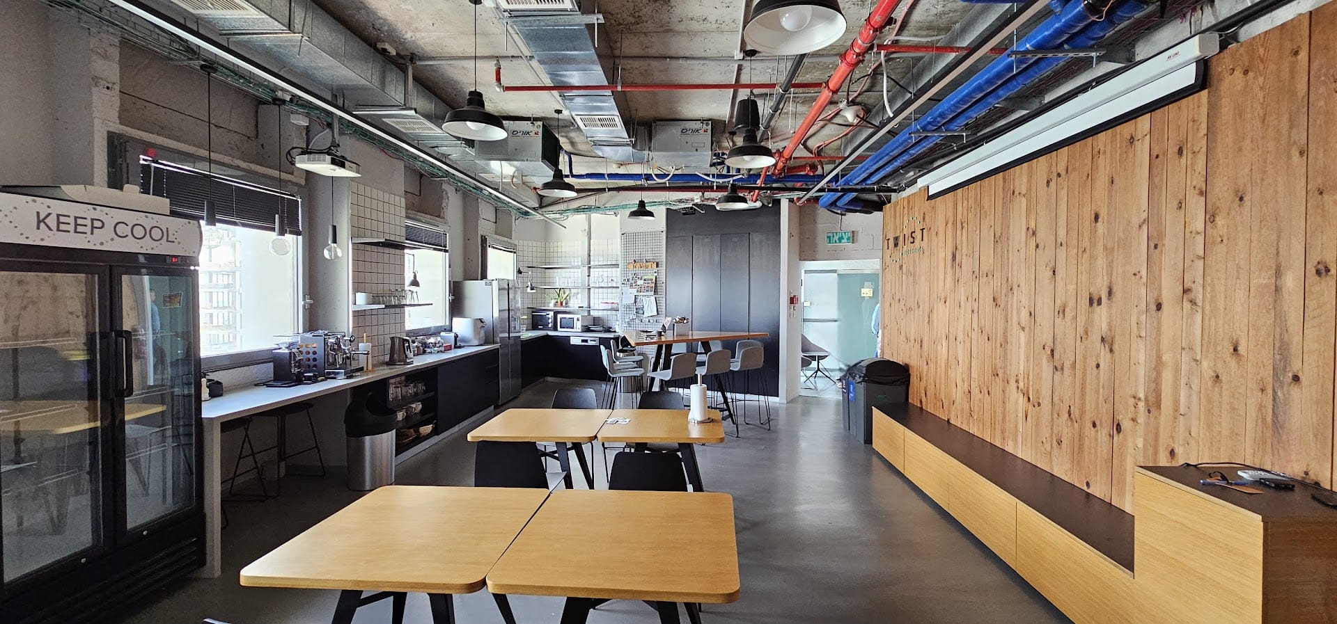 מטבח עם מקומות אוכל מטבח עם מקומות אוכל