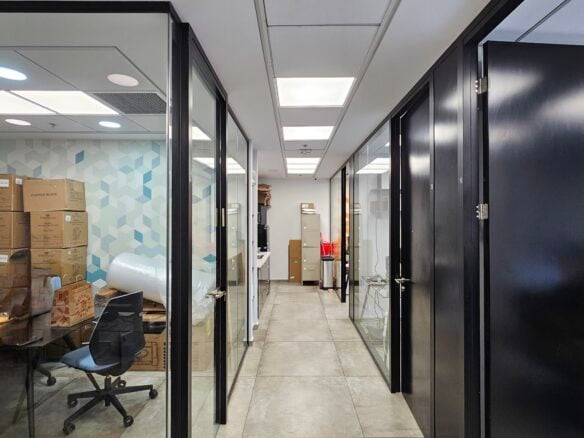 מבט כללי- חלוקה לחדרי עבודה ומסדרון במשרד