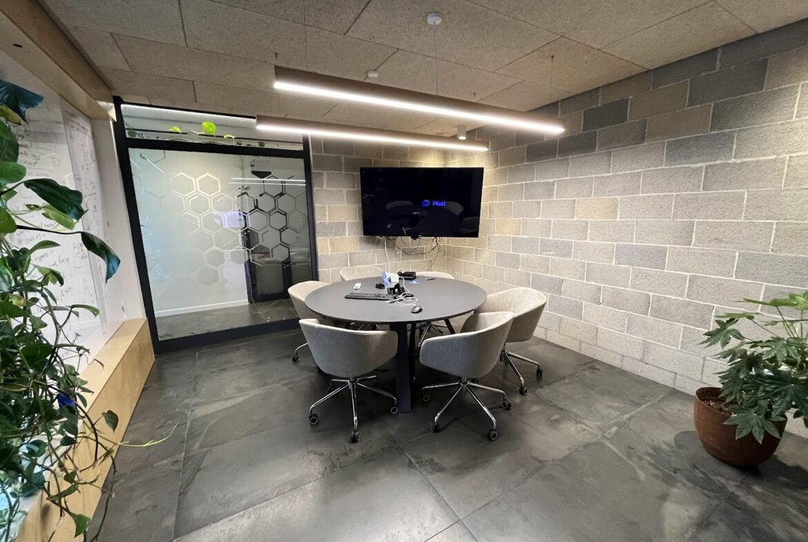 חדר ישיבות קטן