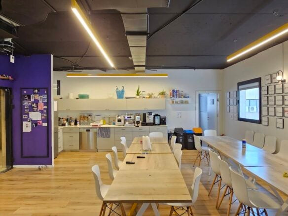 מטבח גדול ומאובזר עם פינות אוכל