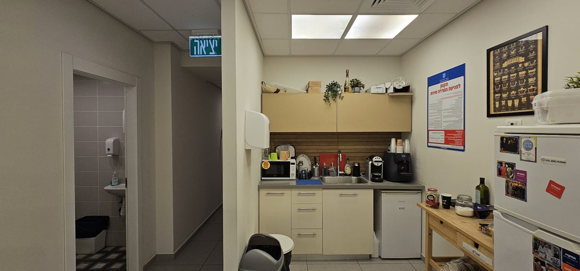 מטבחון במשרד ותאי שירותים. מטבחון במשרד ותאי שירותים.