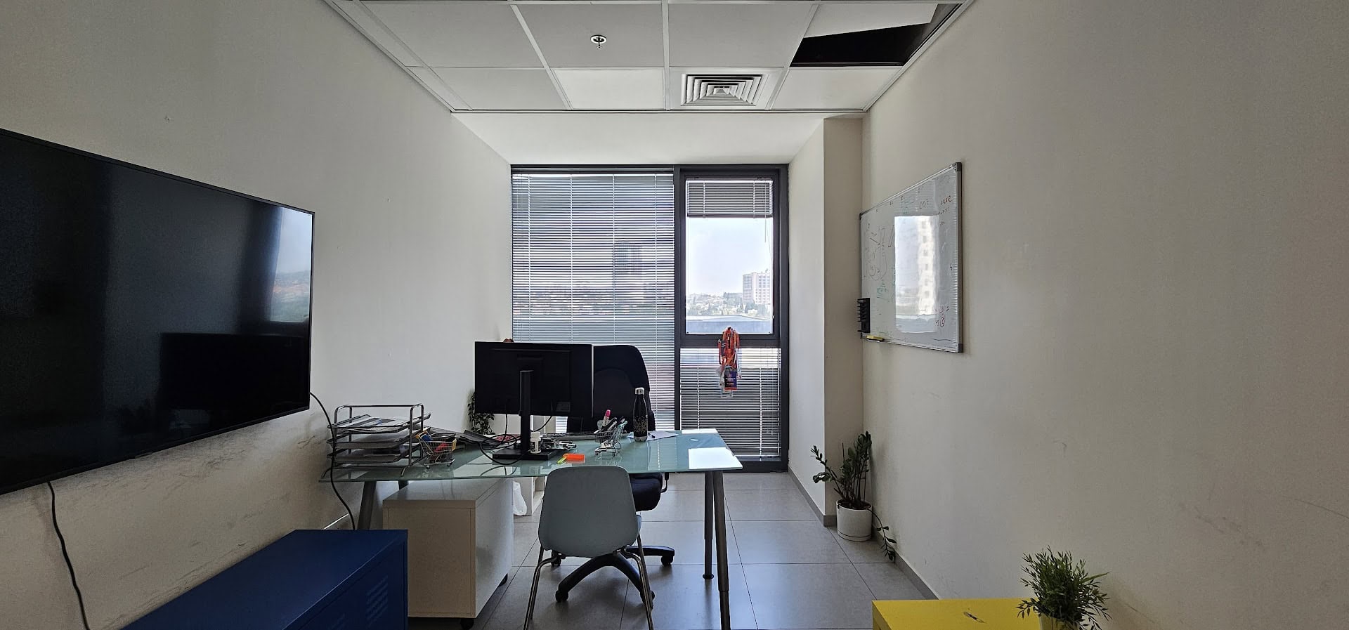 אחד מחדרי עבודה במשרד אחד מחדרי עבודה במשרד