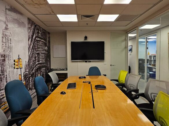 חדר ישיבות גדול במשרד