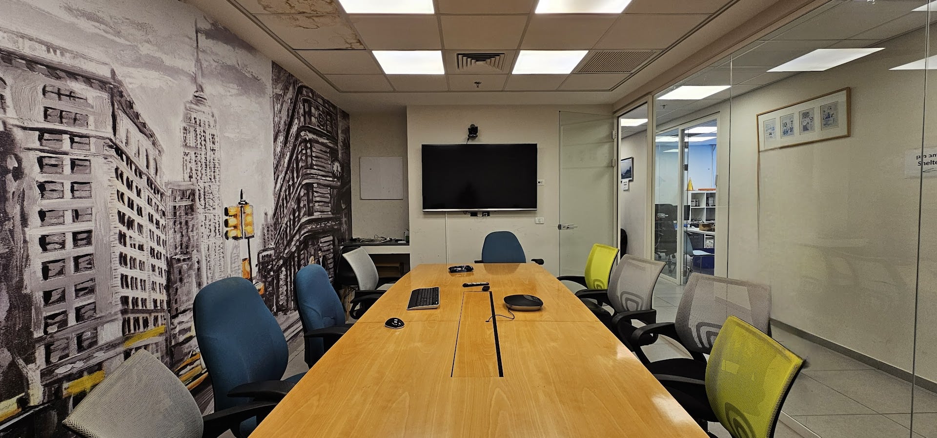 חדר ישיבות גדול חדר ישיבות גדול במשרד