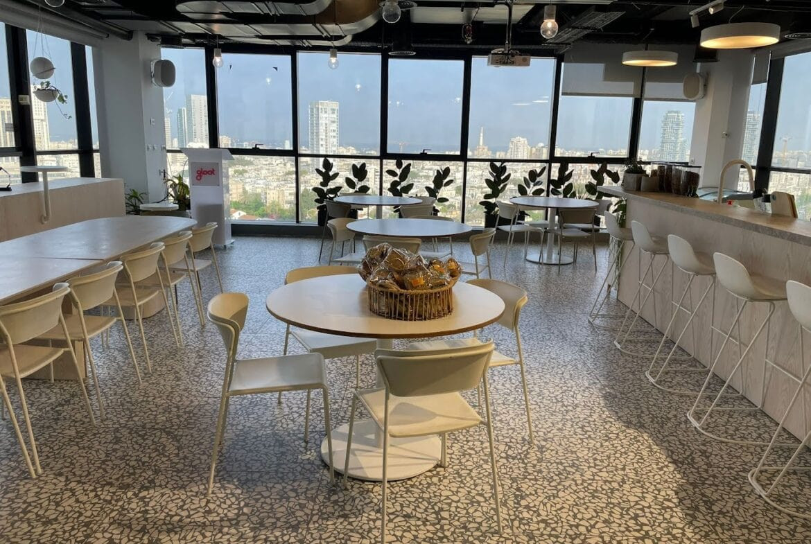 מטבח גדול עם הרבה מקום לפינות אוכל