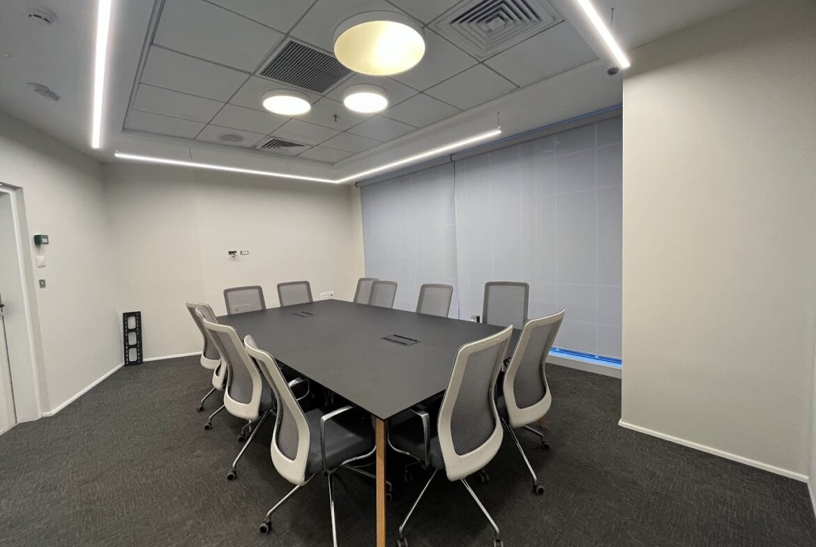 חדר ישיבות גדול