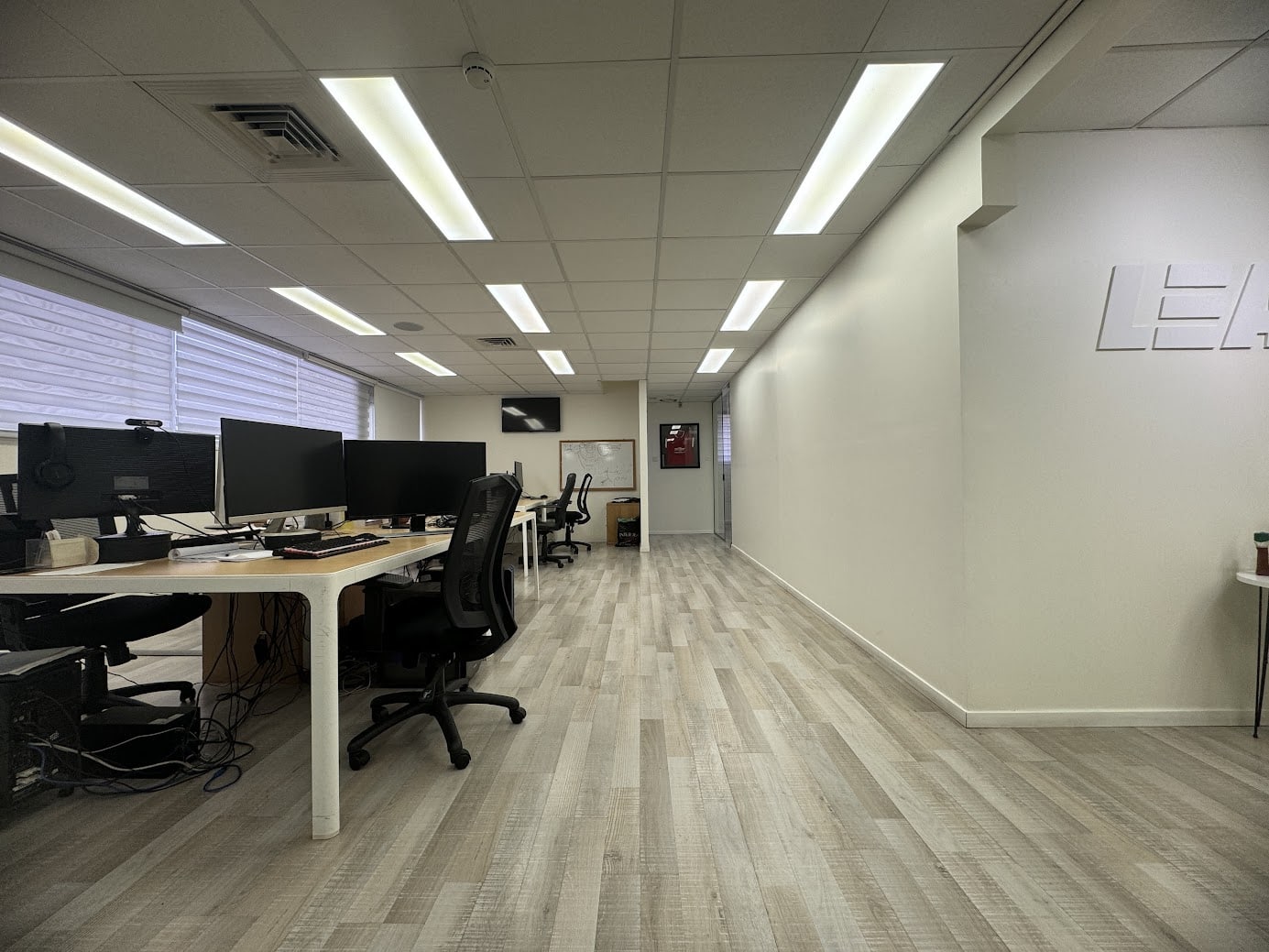 חדר עבודה גדול במשרד/ אופן ספייס חדר עבודה גדול במשרד/ אופן ספייס