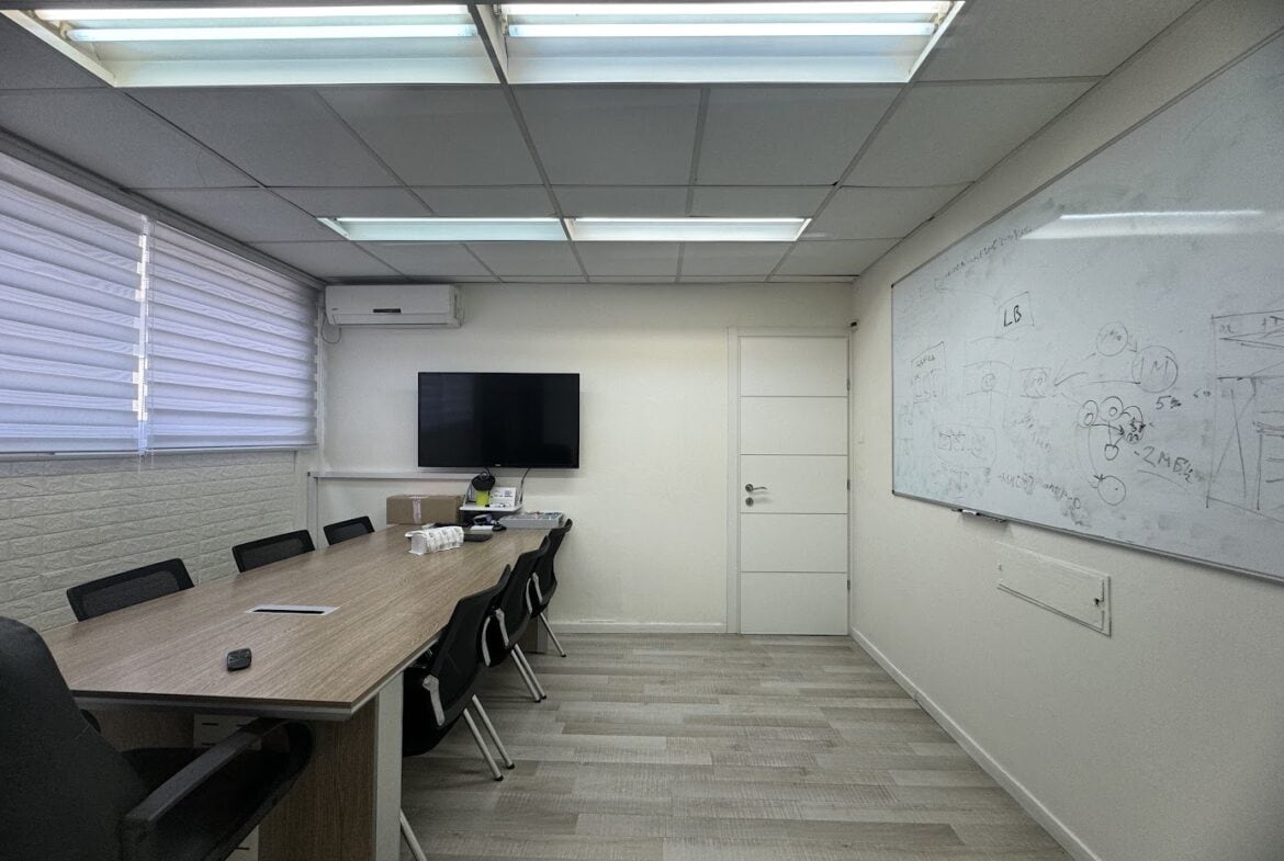 חדר ישיבות גדול