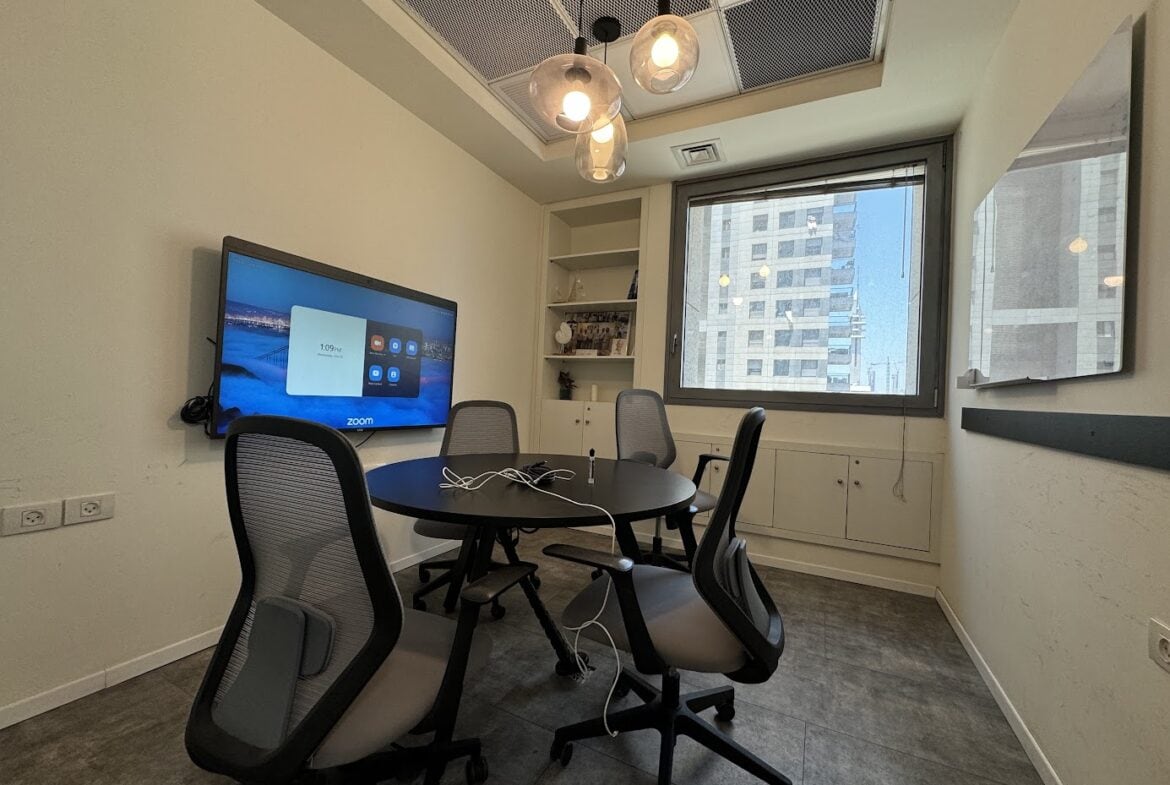 חדר ישיבות קטן במשרד