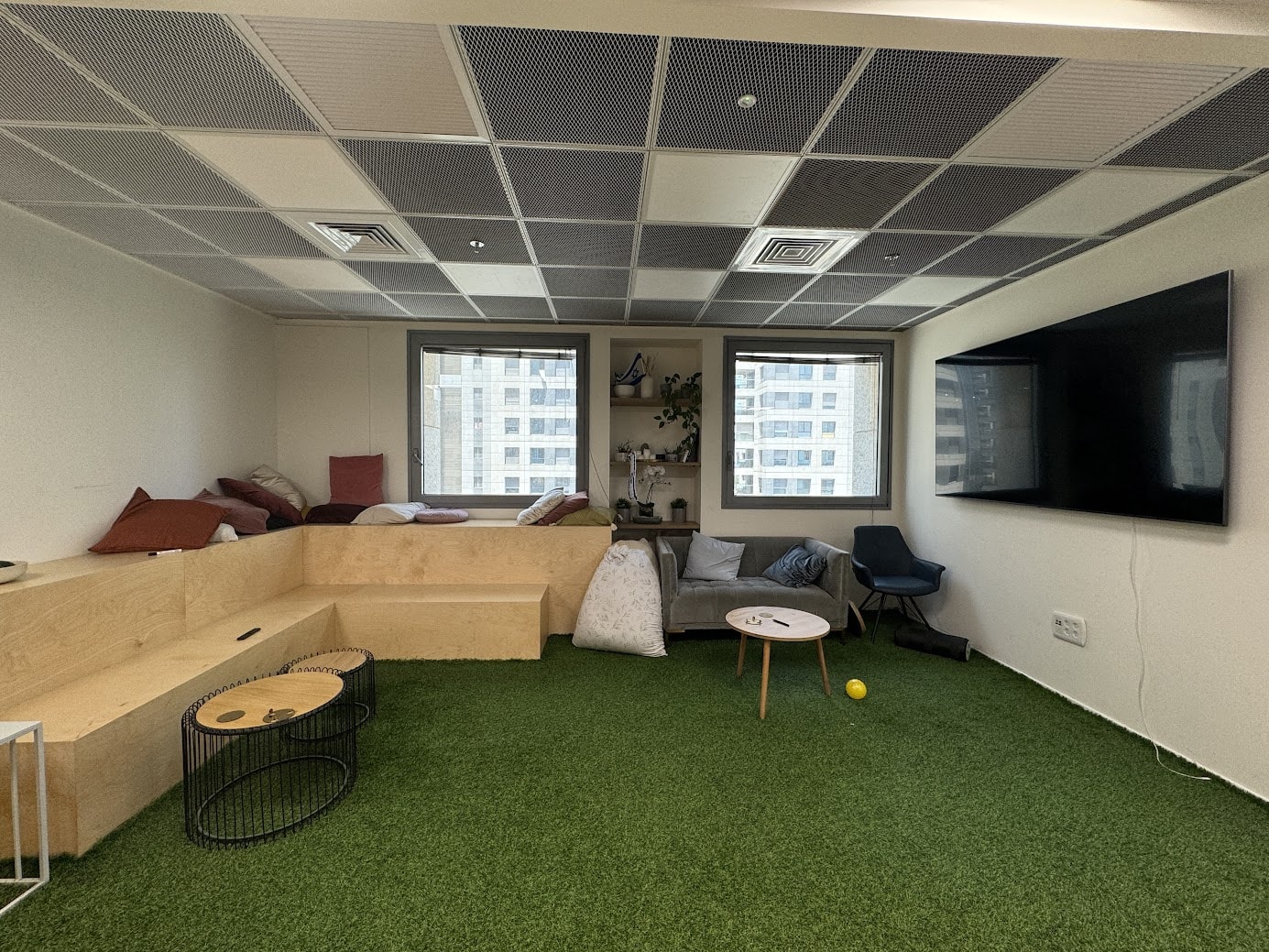 לאונג’ גדול ומגניב במשרד לאונג' גדול ומגניב במשרד