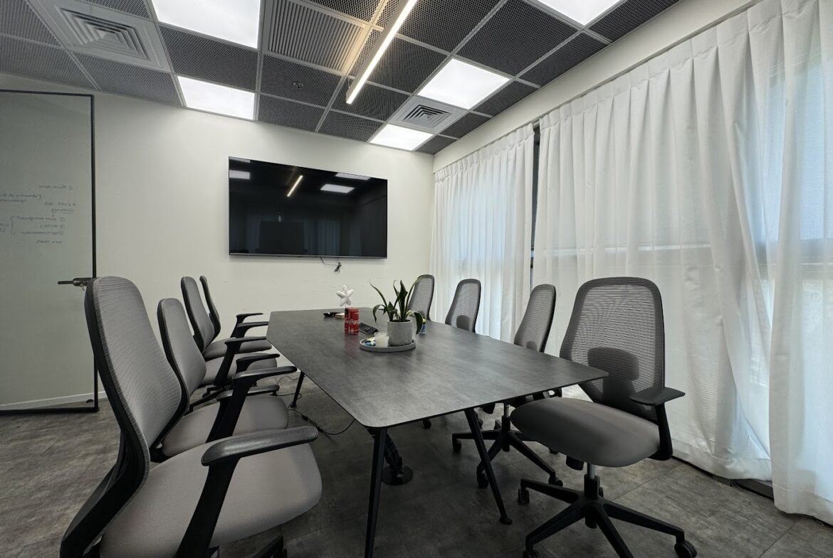 חדר ישיבות גדול