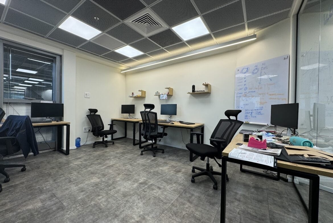 חדר צוות/ חדר עבודה גדול