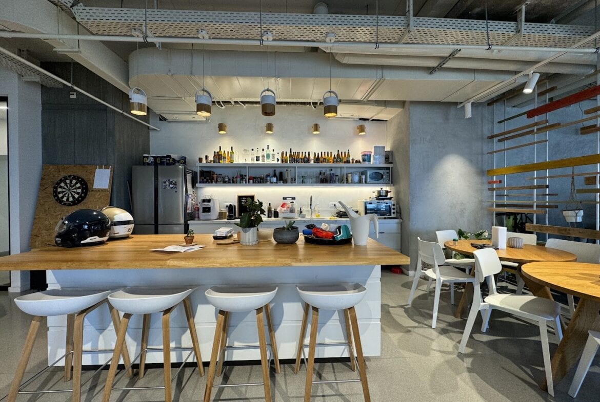 מטבח עם מקומות אוכל