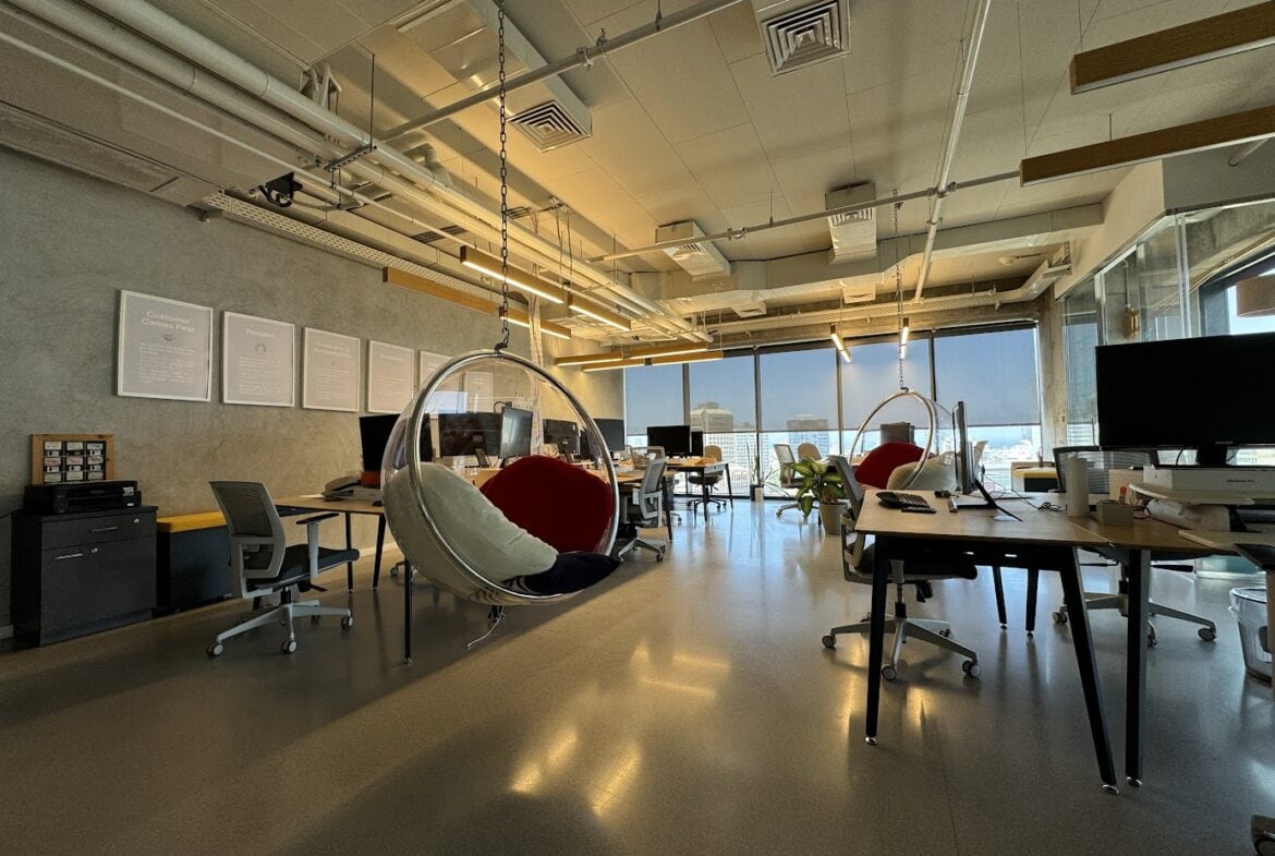 אופן ספייס עם עמדות עבודה