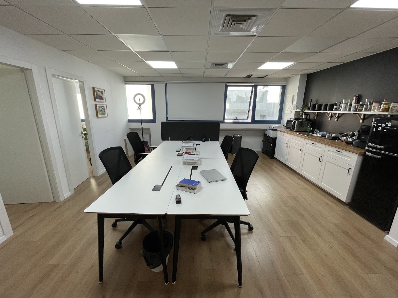 מטבחון עם מקום לאוכל/ חדר ישיבות מטבחון עם מקום לאוכל/ חדר ישיבות