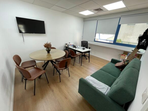 חדר עבודה גדול/ חדר מנהל