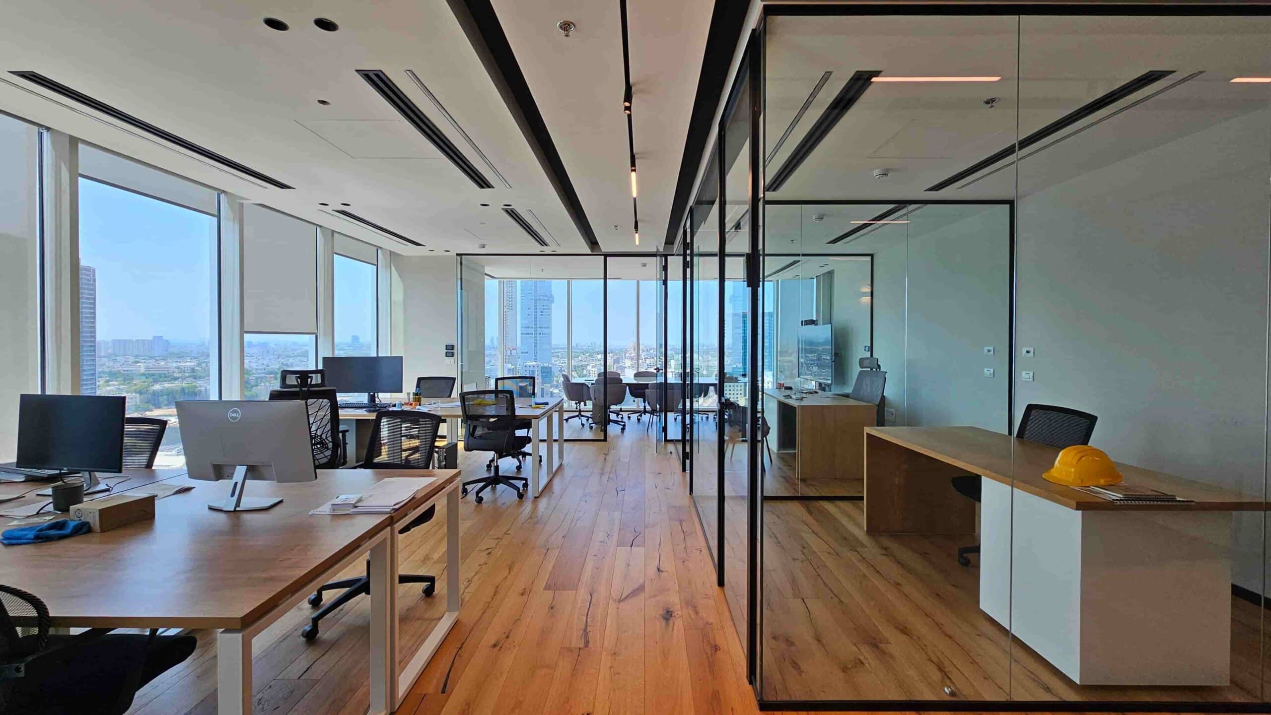 משרד במגדל סקיי 150 מטר נוף מהמשרד משרד עם נוף במגדל סקיי מסדרון ועמדות עבודה