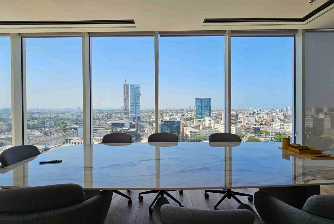 משרד עם נוף במגדל סקיי חדר ישיבות גדול