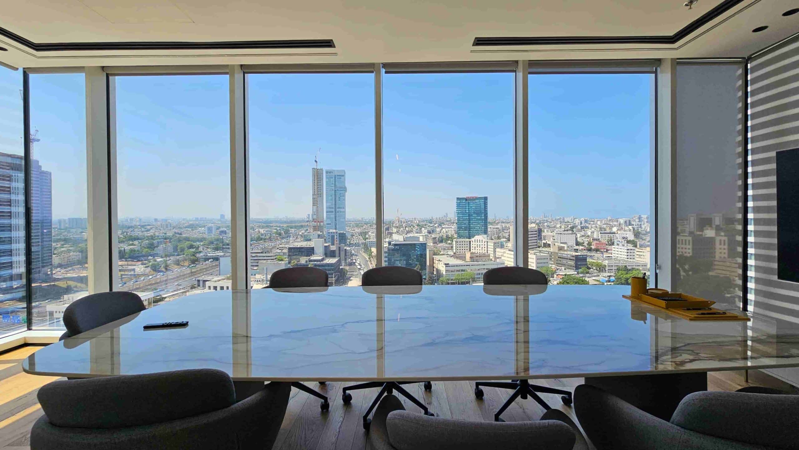 משרד במגדל סקיי 150 מטר נוף מהמשרד חדר ישיבות משרד עם נוף במגדל סקיי חדר ישיבות גדול