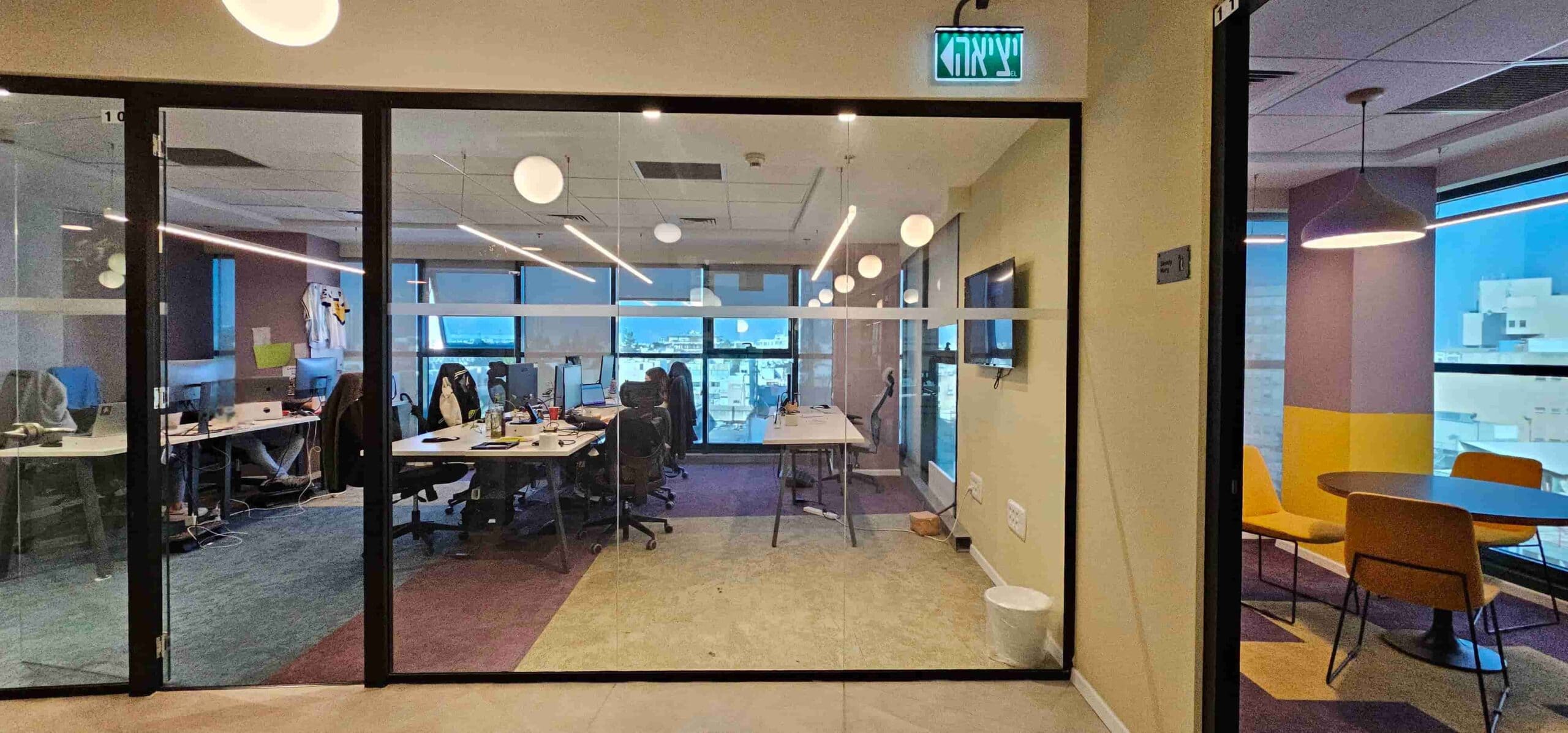 משרד גדול במנחם בגין ליד תחנת הרכבת הקלה חדרים מנחם בגין משרד גדול-להשכרה משרדים וחדרי צוות