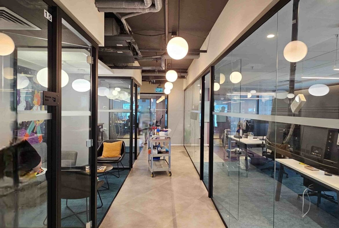 מנחם בגין משרד גדול-להשכרה עמדת משרדים וחדר צוות מסדרון