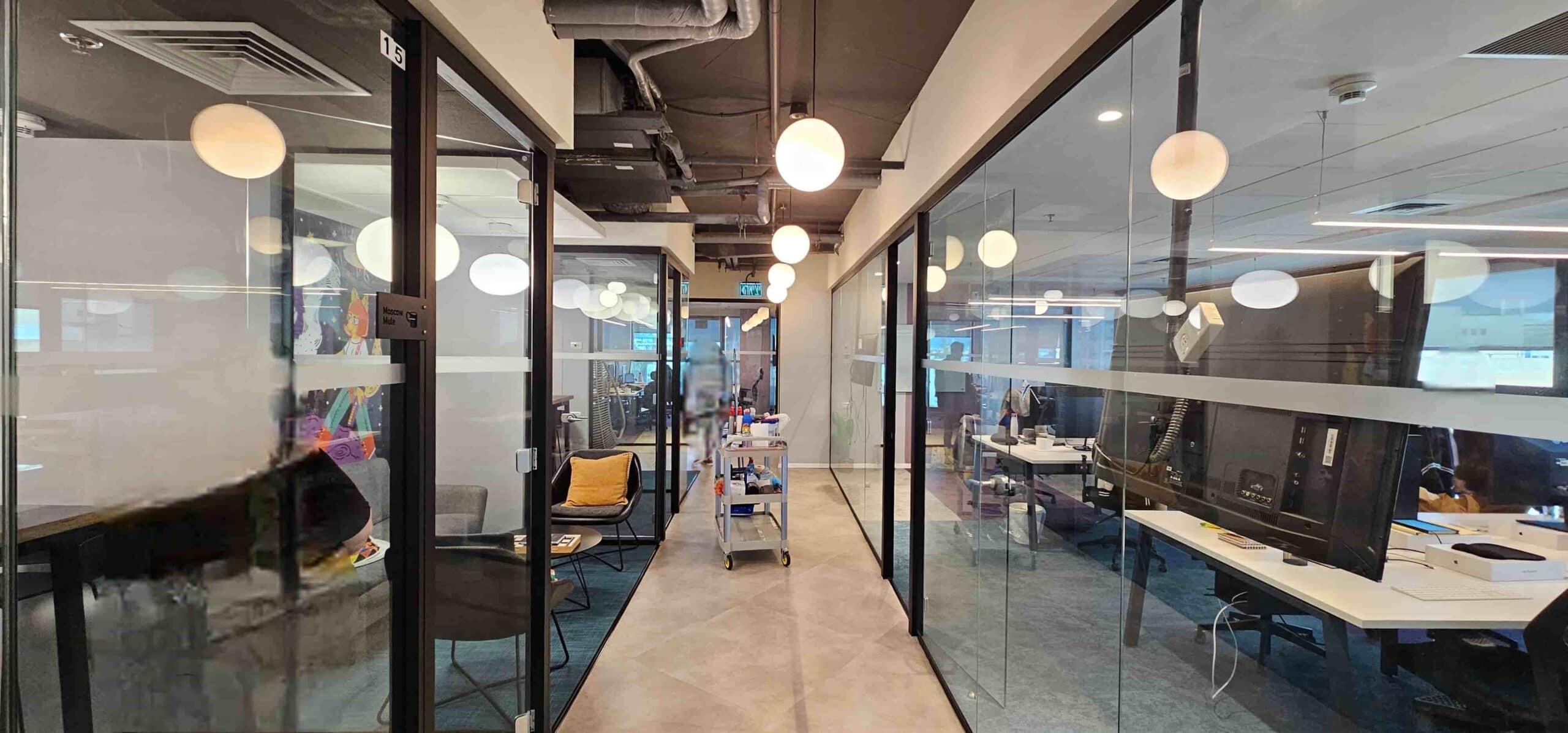 משרד גדול במנחם בגין ליד תחנת הרכבת הקלה משרדים וחדרים מנחם בגין משרד גדול-להשכרה עמדת משרדים וחדר צוות מסדרון