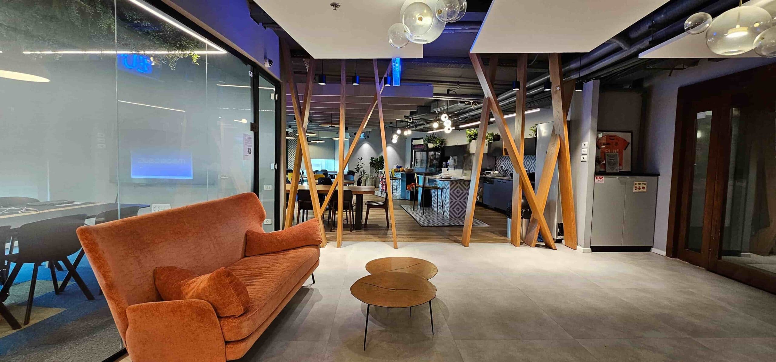 משרד גדול במנחם בגין ליד תחנת הרכבת הקלה עמדת המתנה ספה קבלה של המשרד מנחם בגין משרד גדול-להשכרה עמדת קבלה