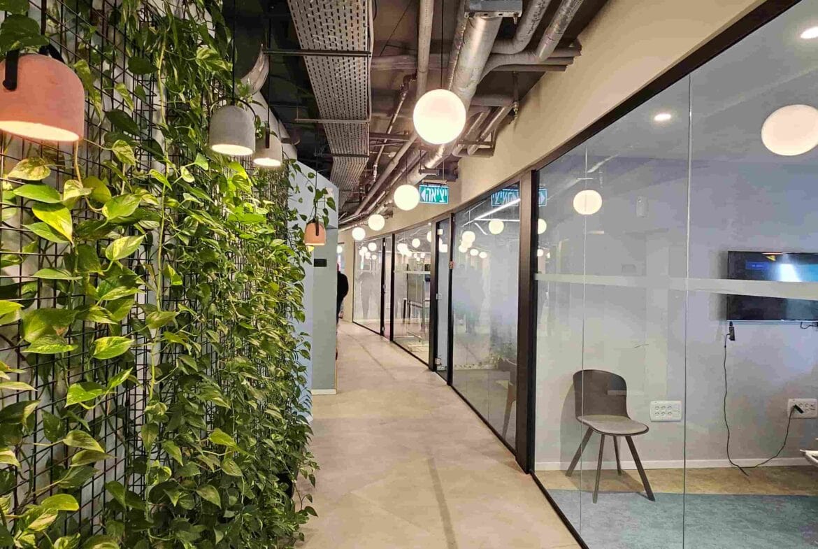 מנחם בגין משרד גדול-להשכרה מסדרון וחדרי צוות מעוצבים