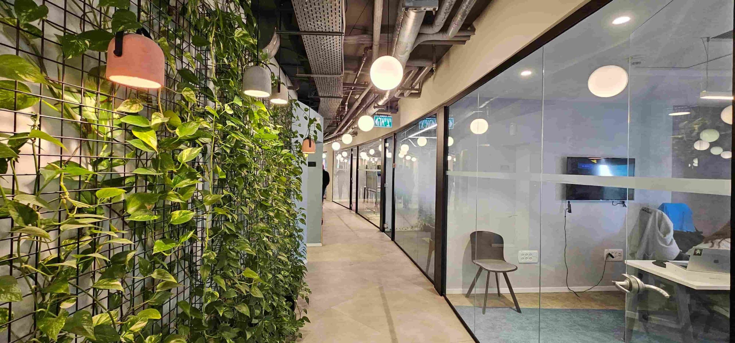 משרד גדול במנחם בגין תחנת רכבת קלה מסדרון משרד יפה מנחם בגין משרד גדול-להשכרה מסדרון וחדרי צוות מעוצבים