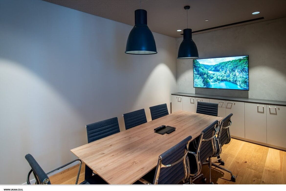 חדר ישיבות- במתחם מידטאון קומה גבוהה