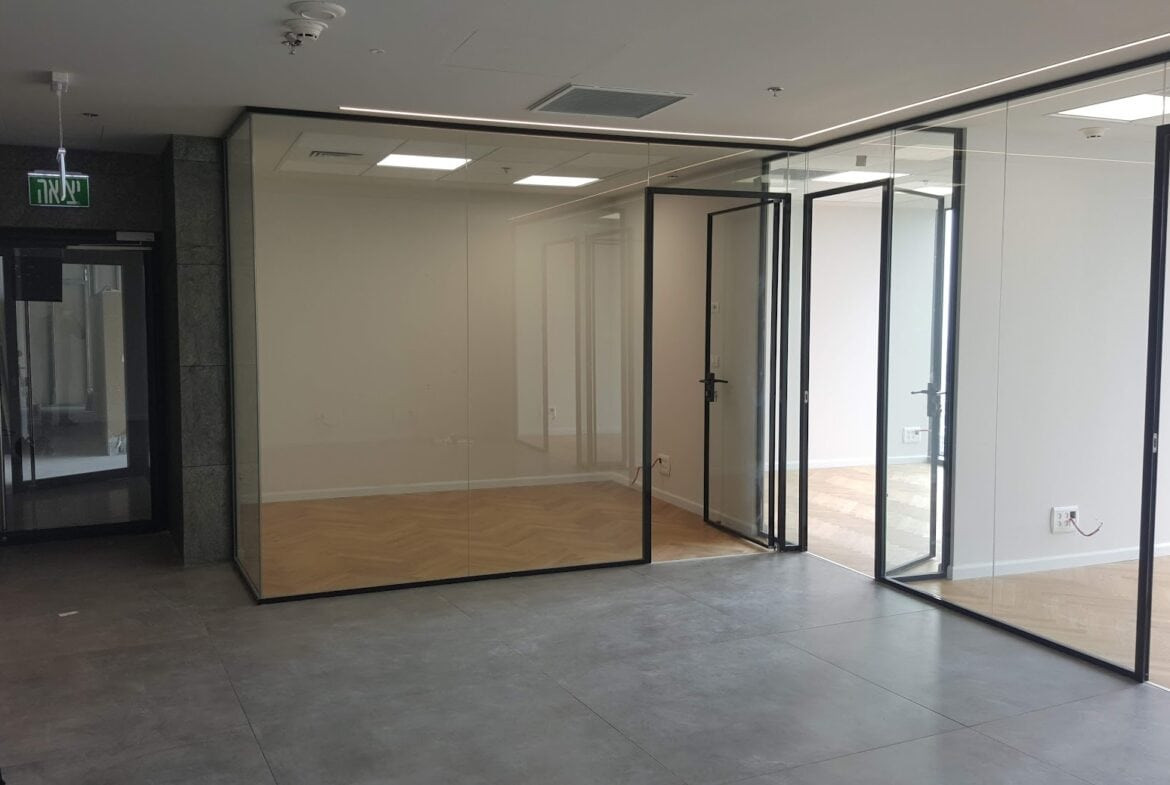 חדר ישיבות וחלוקה לחדרי עבודה