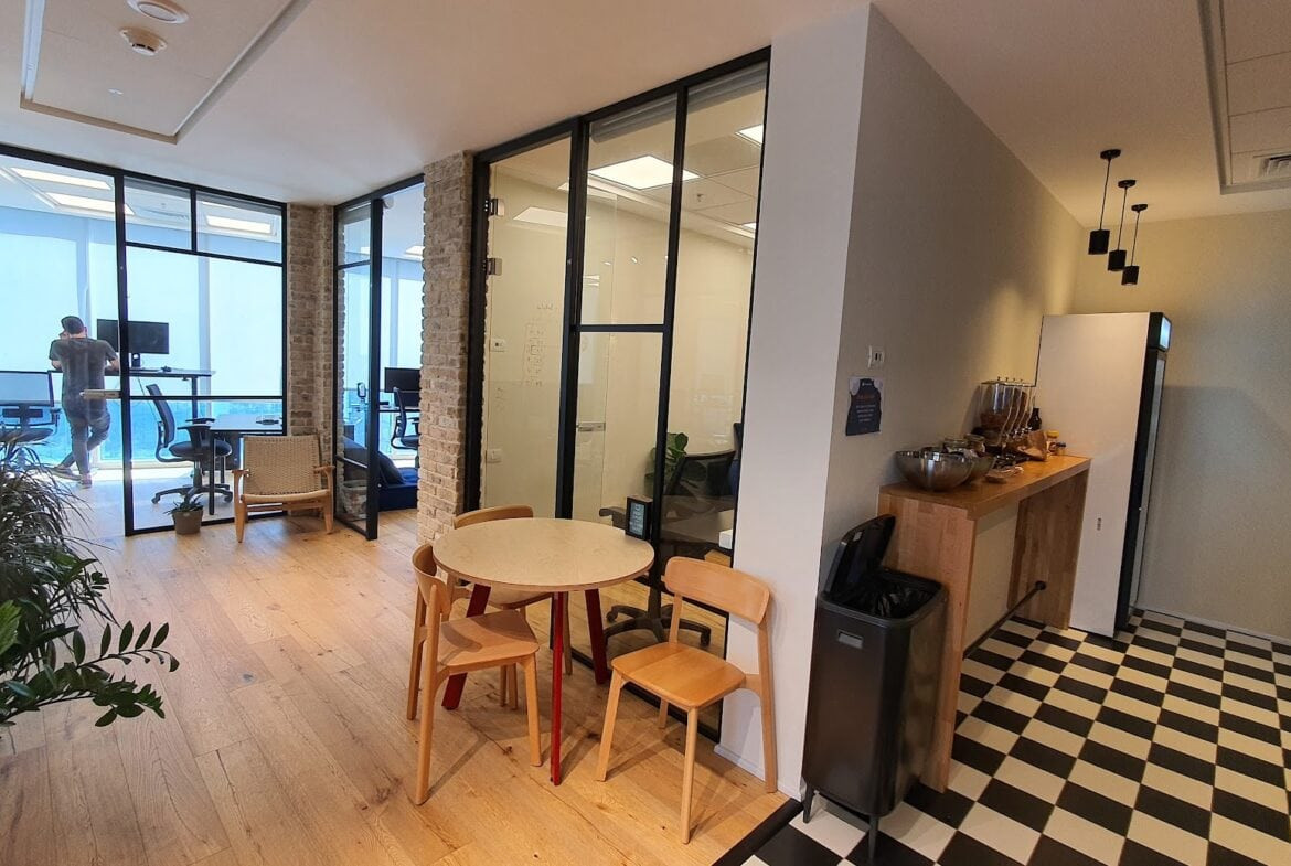 מבט כללי על המשרד- שולחנות אוכל